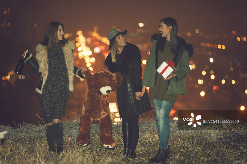 快乐的年轻女性在户外玩耍图片素材