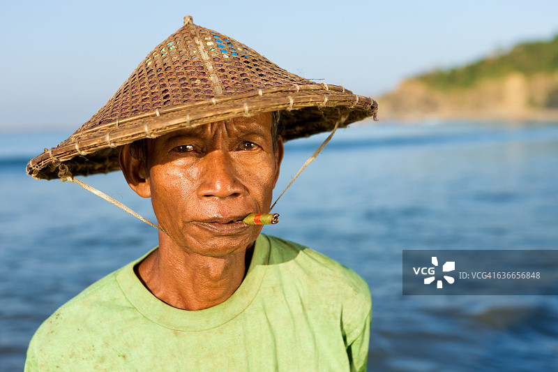 额布里海滩上的缅甸渔民肖像图片素材