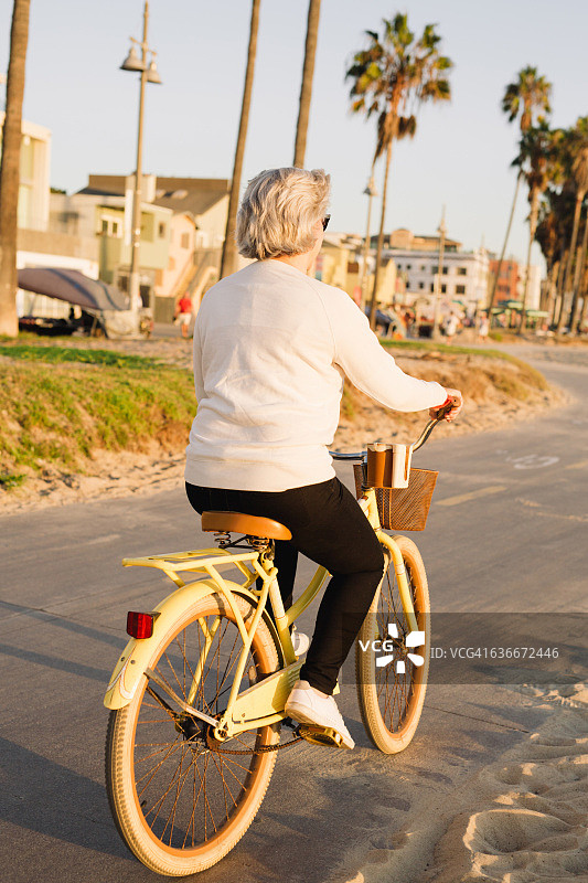 骑自行车的年长女性图片素材