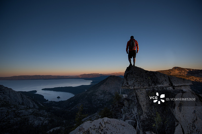 男子在太浩湖攀登美丽的山顶图片素材