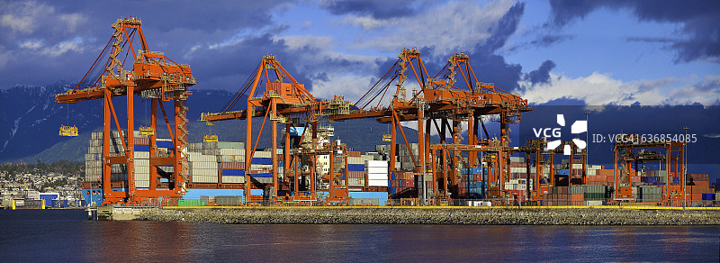 工业起重机装载货运集装箱图片素材