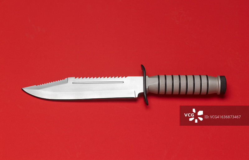 红色背景上的刀具图片素材