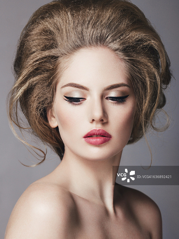 拥有蓬松发型的漂亮女人图片素材