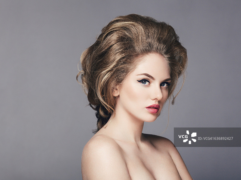 拥有蓬松发型的漂亮女人图片素材