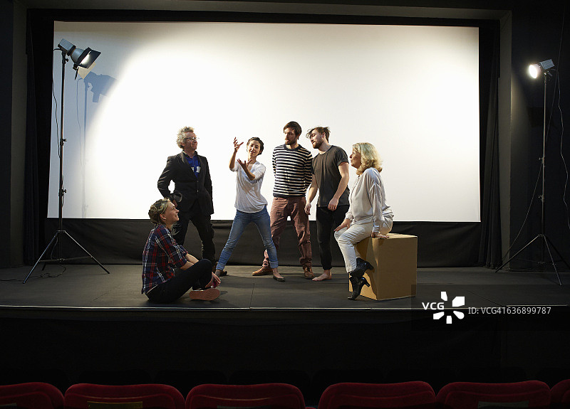 舞台上的社区剧团图片素材
