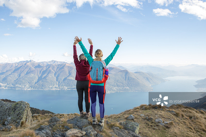 登山者登顶庆祝图片素材