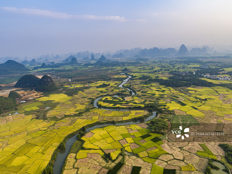 中国桂林，农田和喀斯特地貌的黄昏图片素材