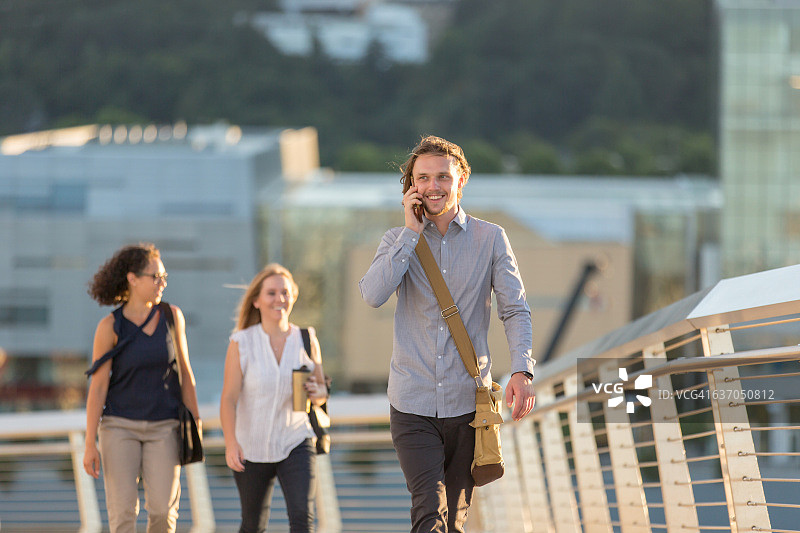 在城市人行天桥上行走的男人图片素材