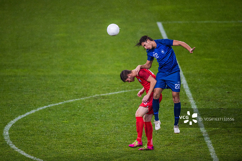 足球运动员头球图片素材