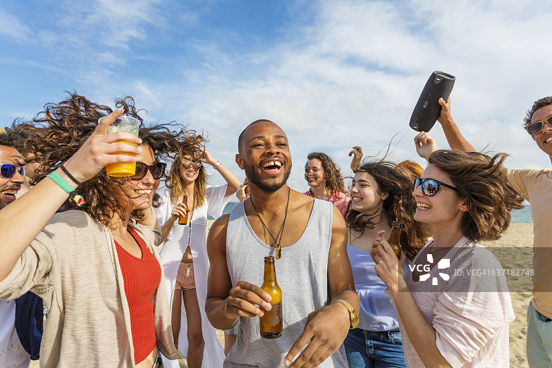 朋友们享受有趣的沙滩派对图片素材