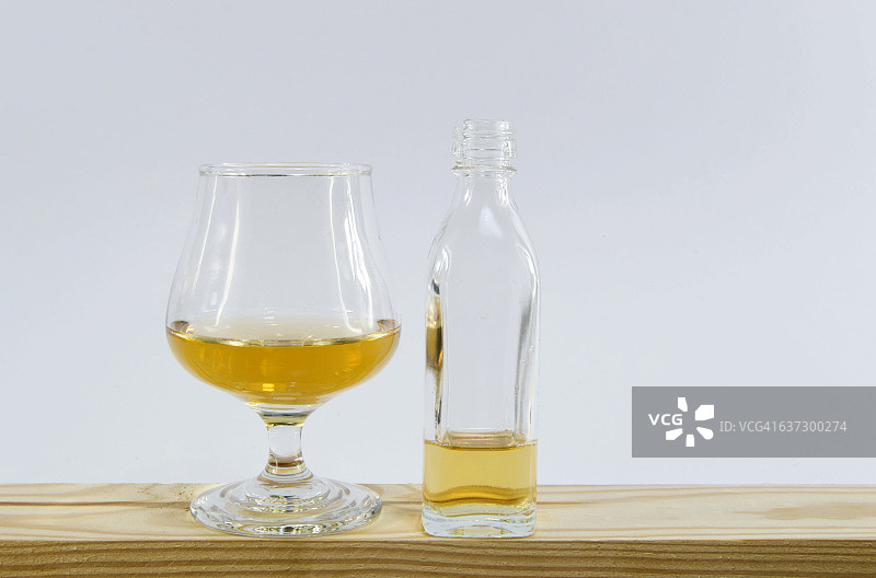 威士忌小样和酒杯图片素材