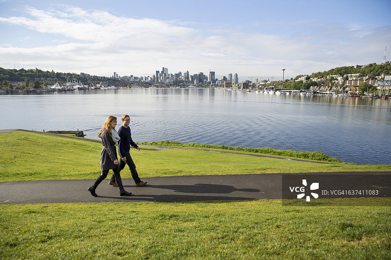 一对情侣在小路上行走图片素材