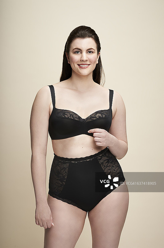 穿着内衣的自信女人图片素材