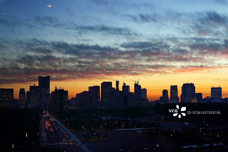 东京日落时分的城市天际线图片素材