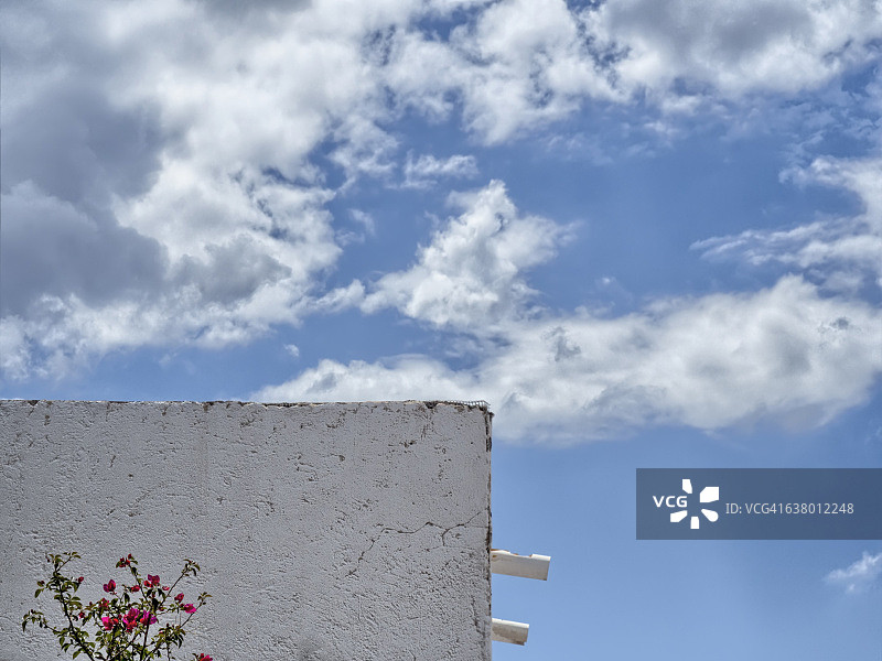 多云天空下的建筑局部图片素材