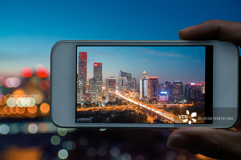 玩手机的自拍视角图片素材