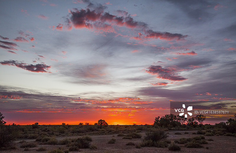 考沃德泉壮丽的日出前光芒图片素材