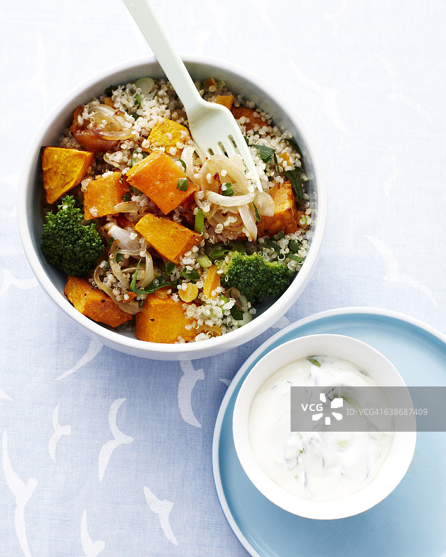 蔬菜藜麦沙拉碗：儿童午餐图片素材