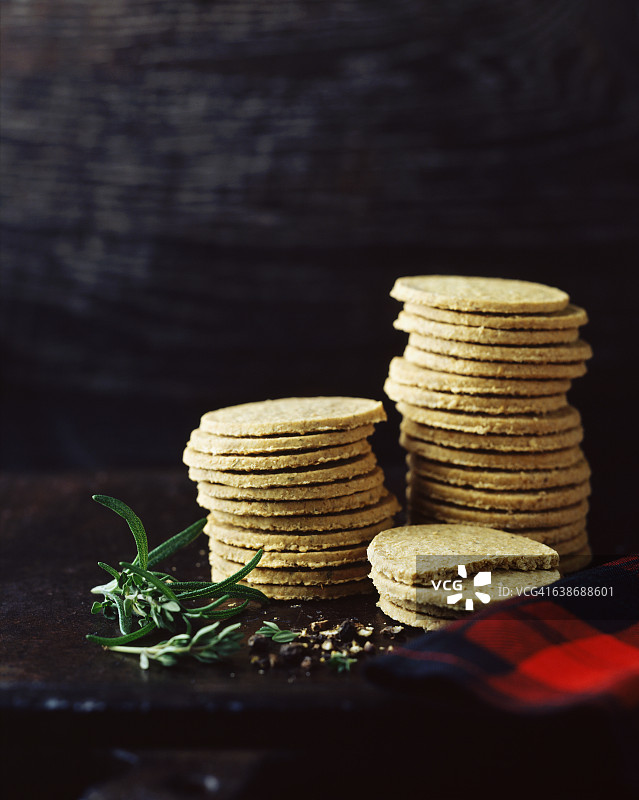 成堆的黑胡椒和迷迭香燕麦饼图片素材