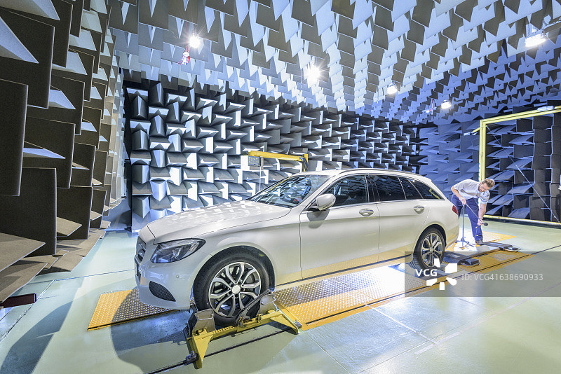 工程师在消声室的滚轮道路上测试车辆图片素材