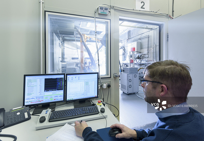 发动机测试舱控制室内的工程师图片素材