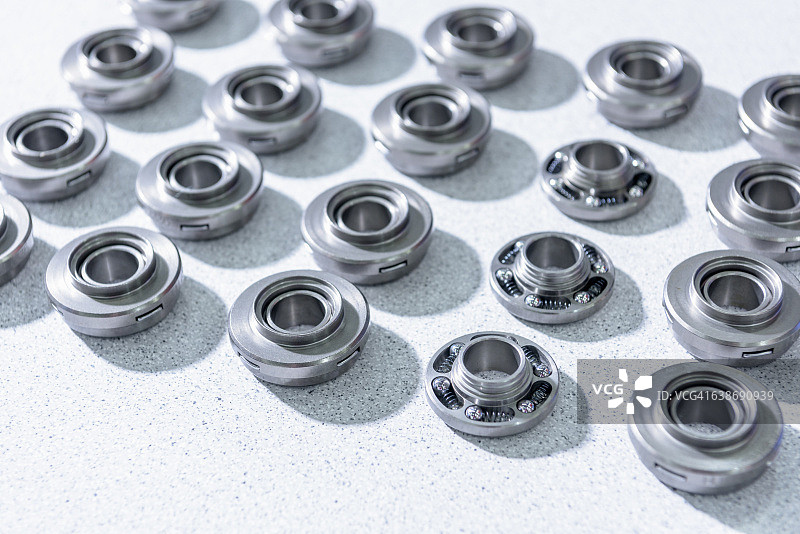 汽车零部件工厂装配线上的阀门旋转器图片素材