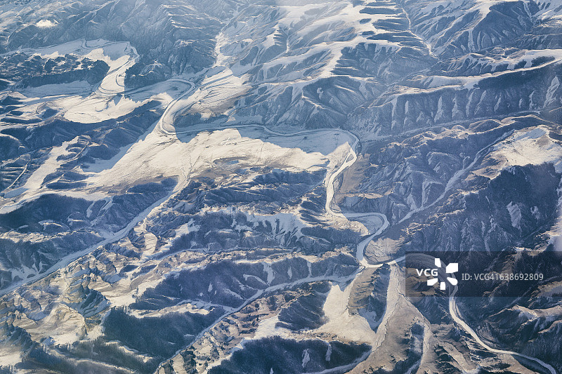 蒙古国雪山山脉的鸟瞰图图片素材