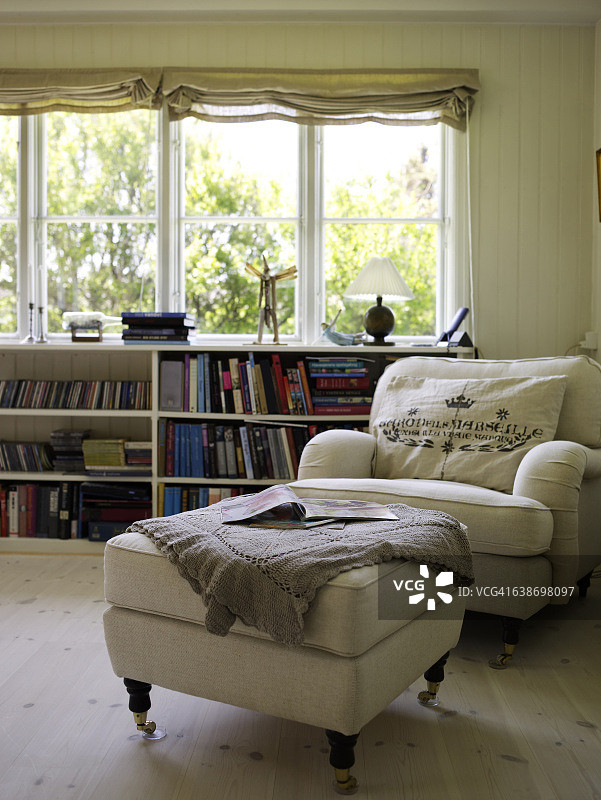 带扶手椅和脚凳的传统客厅图片素材