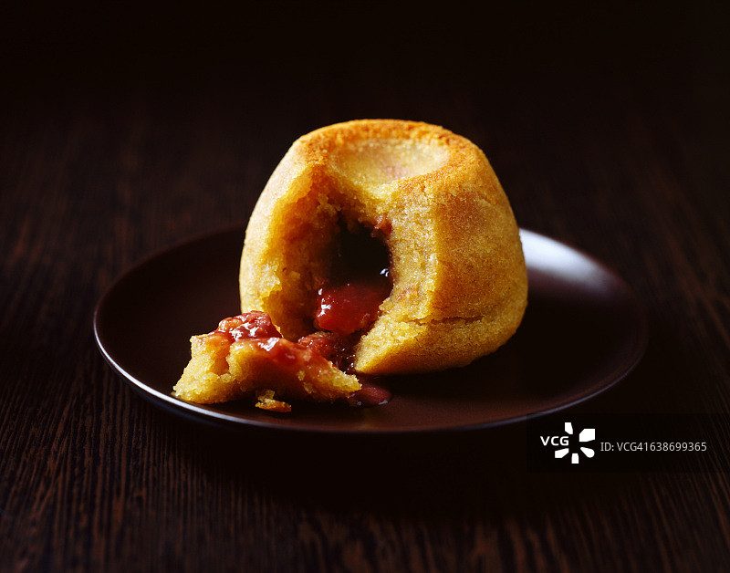 盘中的果酱蒸布丁图片素材