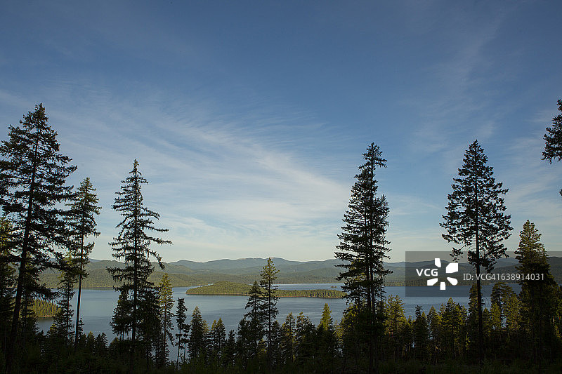 夏季山间湖泊图片素材