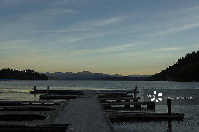 空旷码头上的日出图片素材
