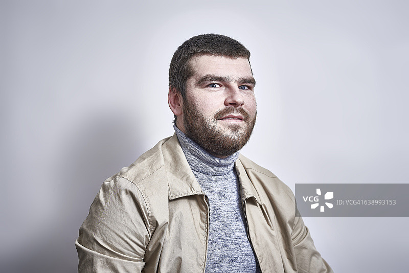 惊讶的英国胡须男图片素材