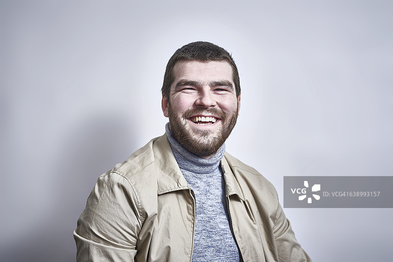 对着镜头微笑的英国男士图片素材