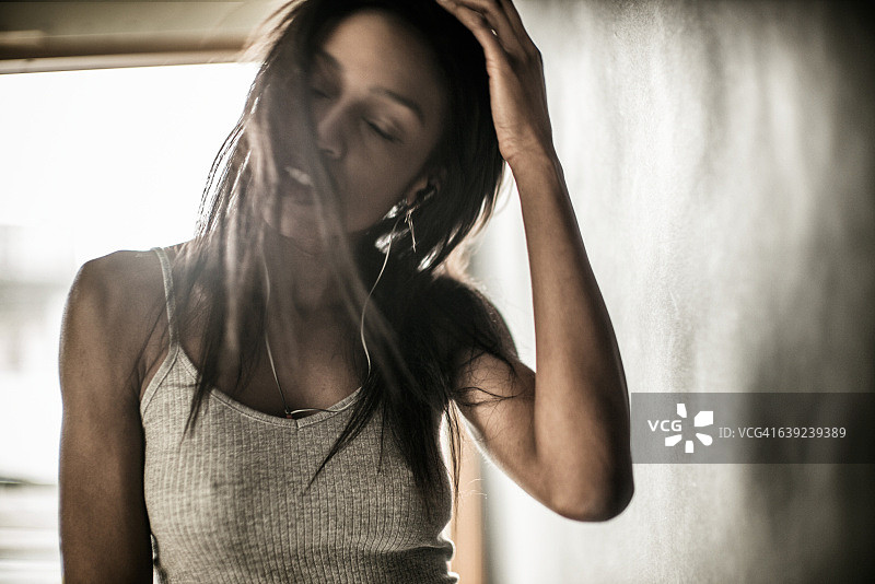 自信的年轻女人正在听音乐图片素材