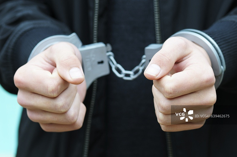 戴手铐的男孩图片素材