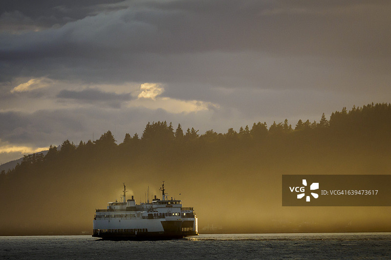 雾中的渡轮图片素材