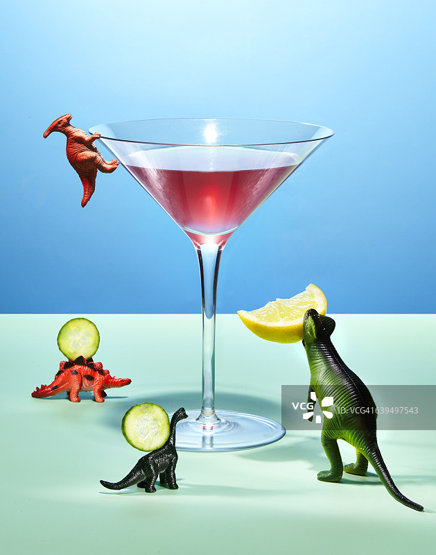 准备鸡尾酒的玩具恐龙图片素材