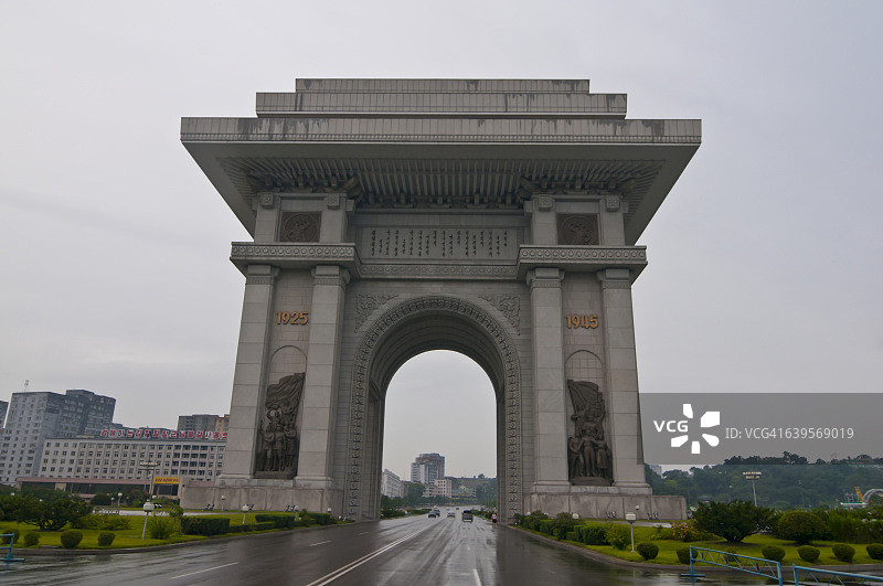 阴天下的平壤凯旋门，朝鲜图片素材