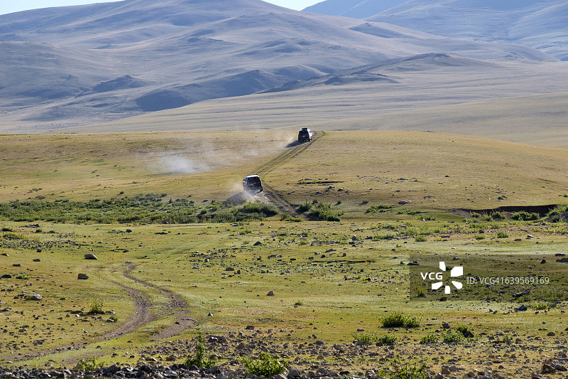 四轮驱动车辆行驶在蒙古国科布多省的土路上图片素材