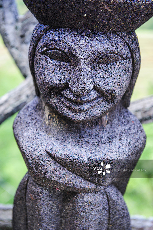 菲律宾北部吕宋岛巴纳韦出售的传统伊富高玄武岩雕像图片素材