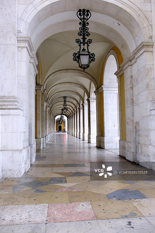 奥古斯塔拱门附近的拱门和柱子，葡萄牙里斯本图片素材