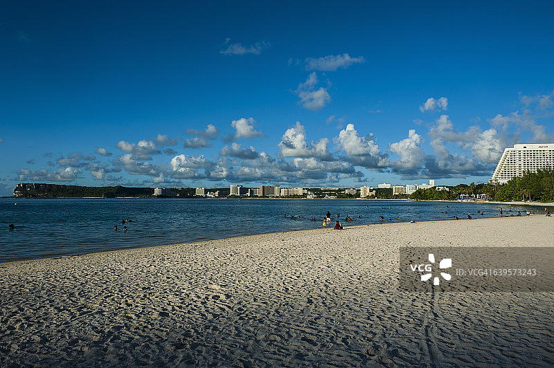 关岛塔穆宁海滩上的酒店度假村图片素材