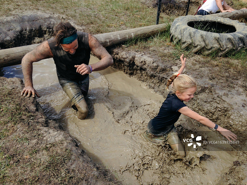父女享受泥地跑图片素材