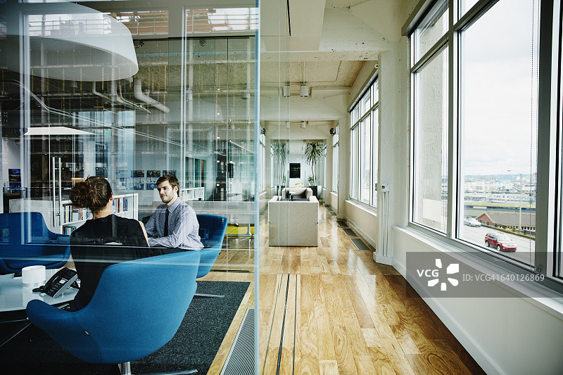 商人和女商人讨论项目图片素材