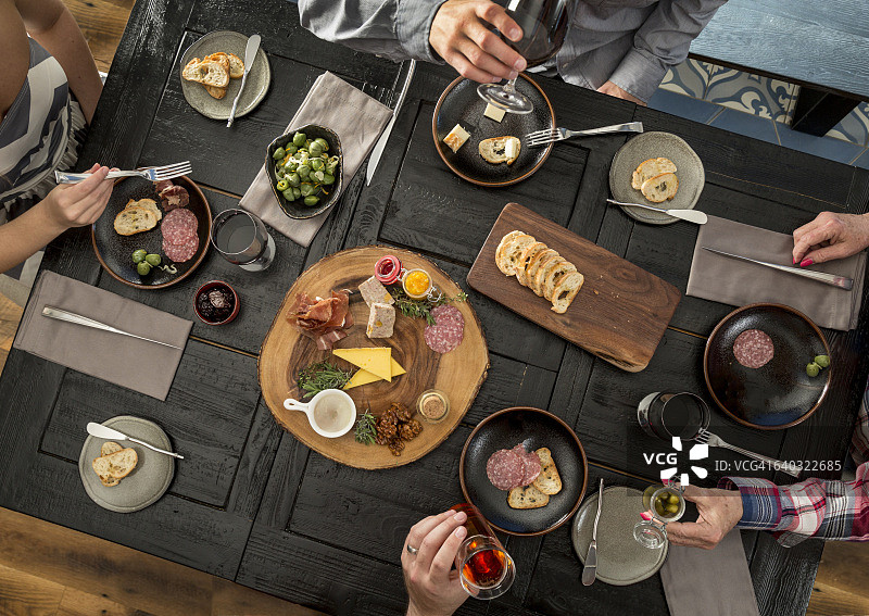 朋友们分享美食的俯视图图片素材
