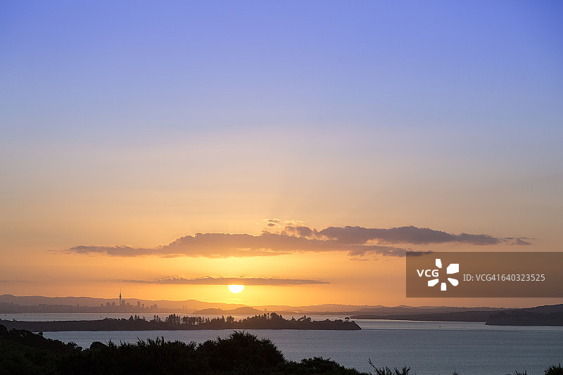 怀赫科岛的奥克兰天际线图片素材