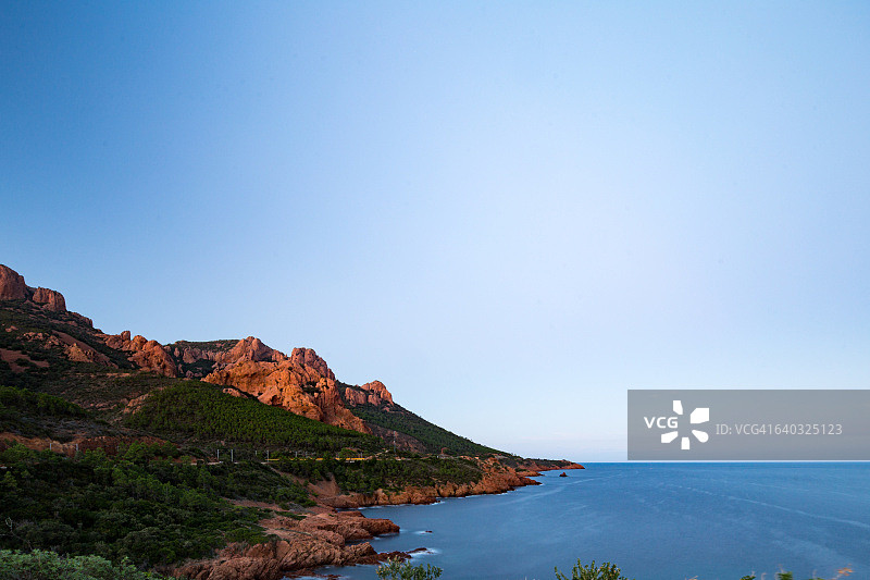 黄昏时分的埃斯特雷尔海岬壮丽海岸线图片素材