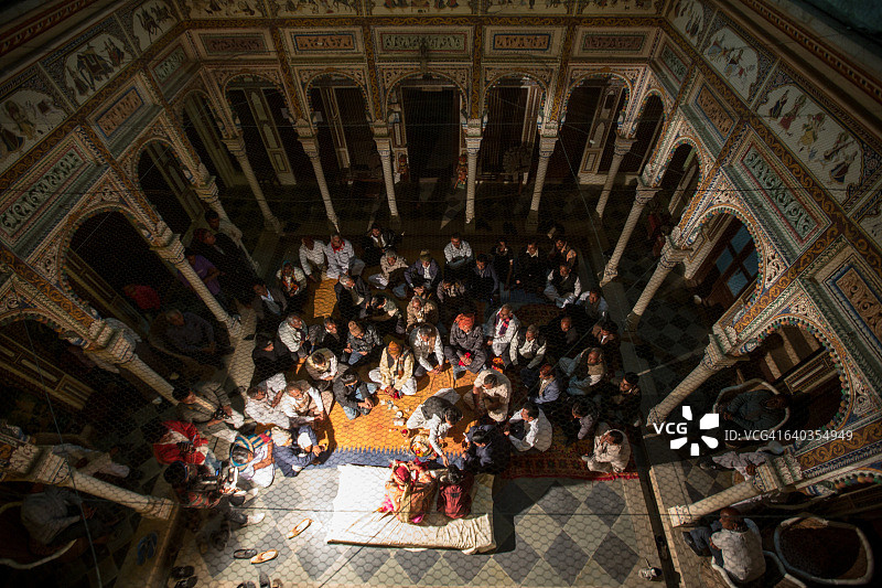 印度比卡内尔代什诺克寺庙里的人们图片素材