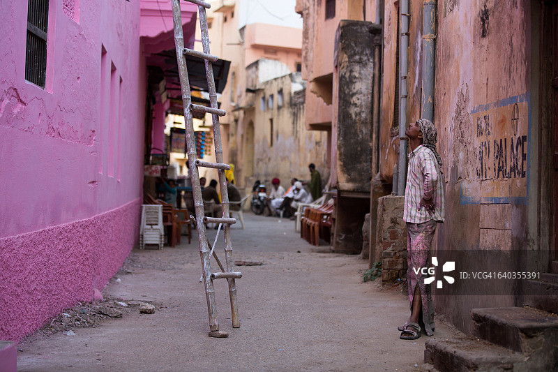 印度拉贾斯坦邦普什卡街头的油漆工图片素材
