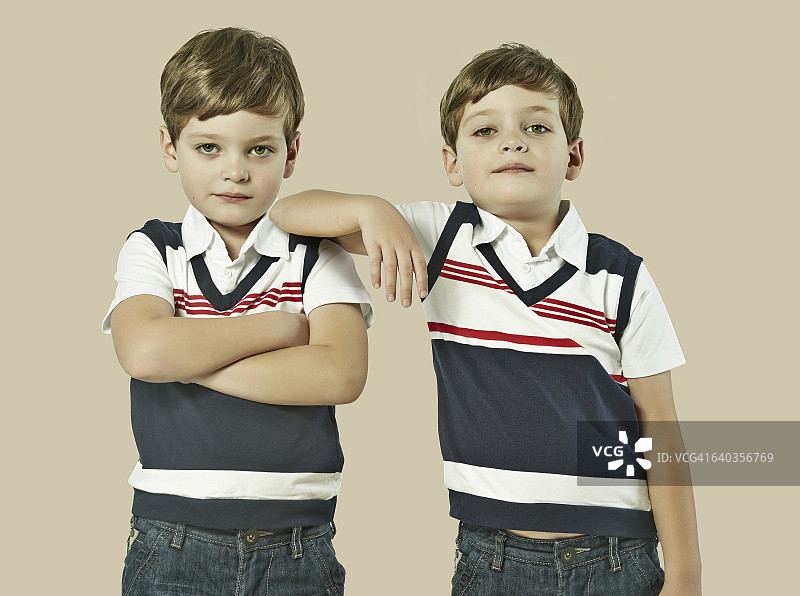 站在一起的同卵双胞胎图片素材